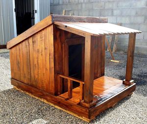 یک خانه سگ چوبی ساخته شده از یک طرح ساختمان رایگان